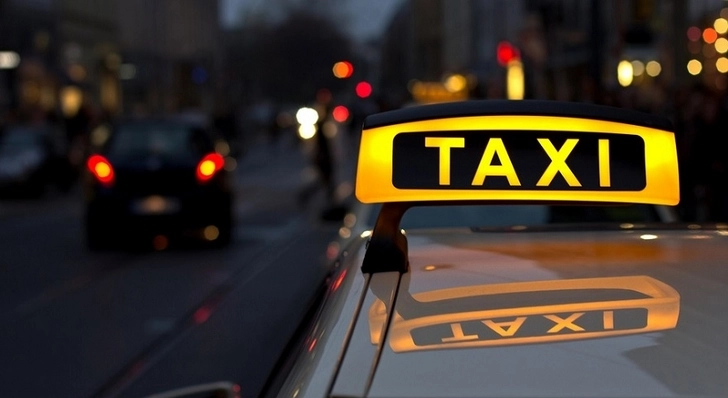 В Баку таксист избил и ограбил пассажирку