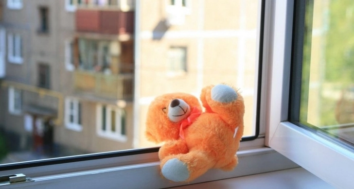 В Баку мать бросилась из окна вслед за выпавшим ребенком