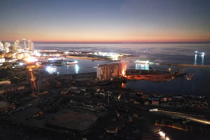 В порту Бейрута обрушилась часть силосных зернохранилищ - ВИДЕО