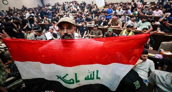 Протестующие в Ираке удерживают здание парламента второй день подряд - ФОТО