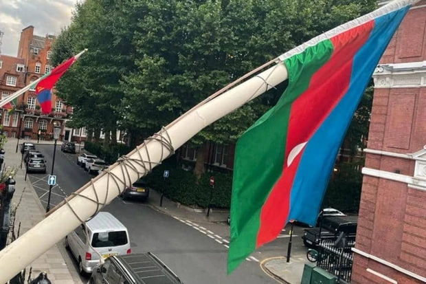 Флаг Азербайджана развевается перед зданием посольства АР в Лондоне - ВИДЕО