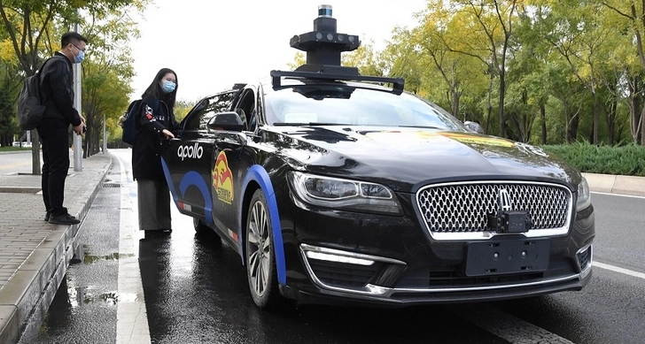 В Китае разрешили эксплуатировать роботизированные такси без водителя