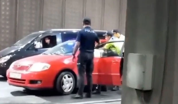 В Баку между водителем и  сотрудниками дорожной полиции произошел конфликт - ВИДЕО