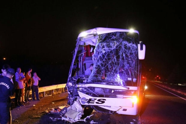 В Турции пассажирский автобус врезался в грузовик: пострадали более 40 человек - ВИДЕО
