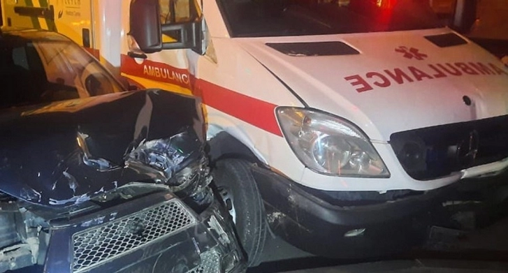 В столице машина скорой помощи попала в ДТП, есть пострадавший