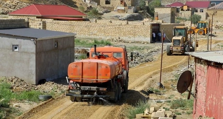 В бакинском поселке Бинагади ремонтируется дорога - ВИДЕО