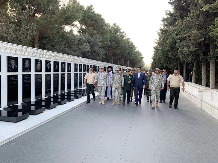 Иранская военная делегация посетила Аллею шехидов - ФОТО