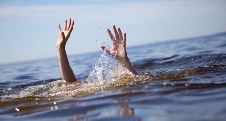 В Каспийском море утонул человек