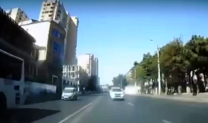 В Баку водитель-лихач продолжает наводить ужас на участников дорожного движения - ВИДЕО