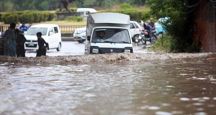В Пакистане число жертв наводнений превысило 800 человек