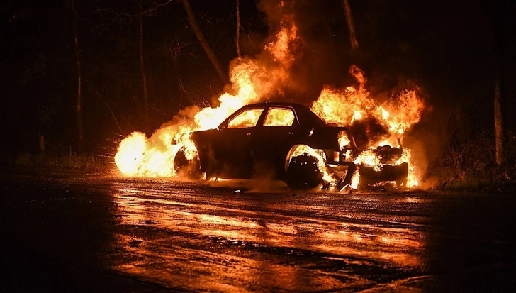 В Москве женщина спалила BMW замначальника управления Генштаба ВС России - ВИДЕО