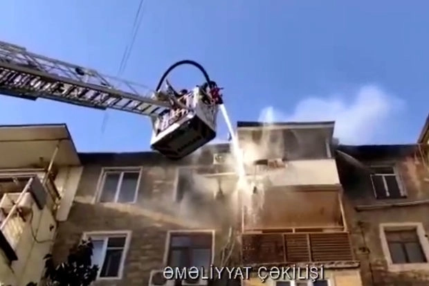 В Баку произошел пожар в пятиэтажном здании - ВИДЕО