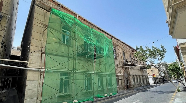 В Ясамальском районе незаконно ремонтируют фасад исторического здания: вынесено предупреждение - ФОТО