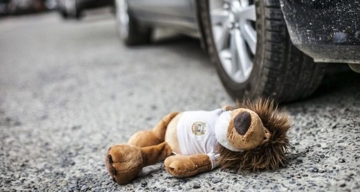 В Ширване автомобиль с лопнувшей шиной насмерть сбил ребенка