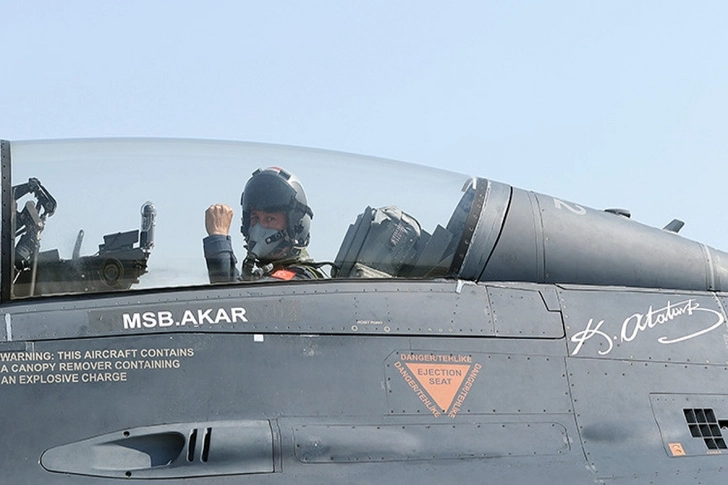 Хулуси Акар пролетел над памятником героям битвы при Чанаккале на F-16 - ФОТО