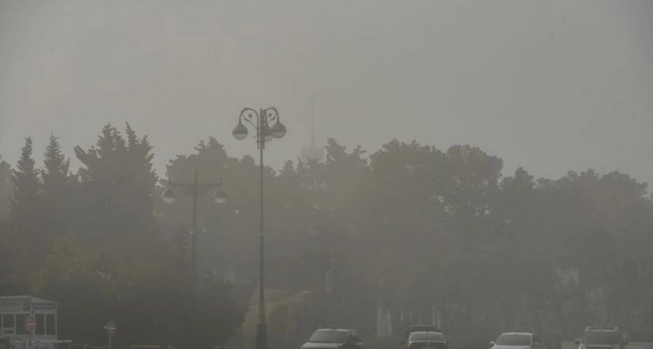 В Баку в воздухе наблюдается пыльный туман