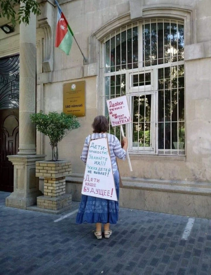 Media.az - Новости Азербайджана - Ученица и ее мать против гимназии №160: серьезные обвинения и взаимные упреки. Media.Az разбирает жалобу