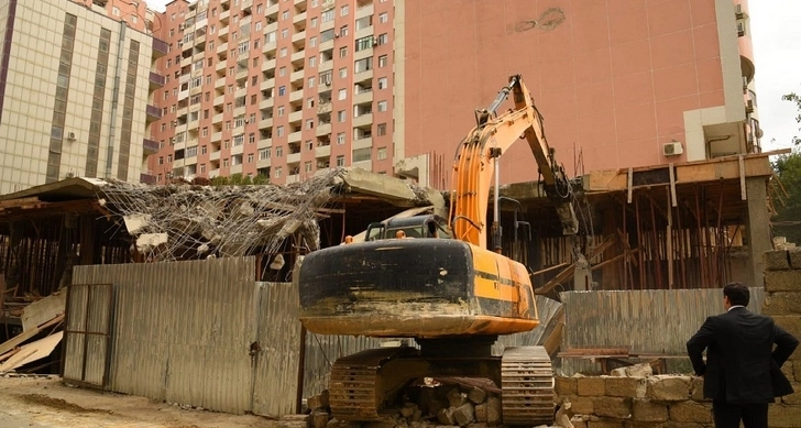 В Баку сносится незаконно строящееся здание - ФОТО