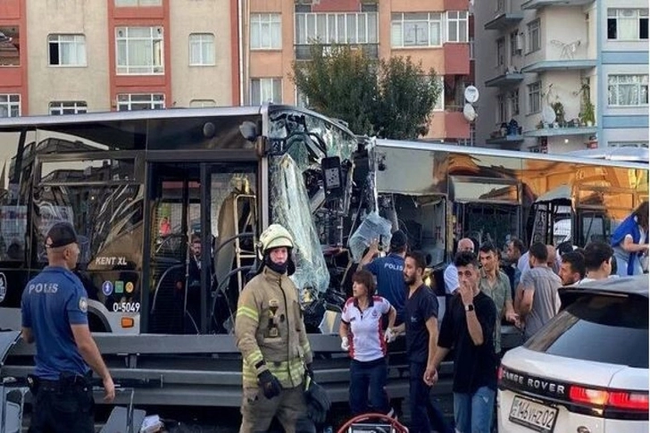 В Стамбуле в результате ДТП с метробусами пострадали 99 человек - ВИДЕО