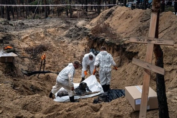 В освобожденном Изюме нашли тела украинских солдат со следами пыток - ФОТО