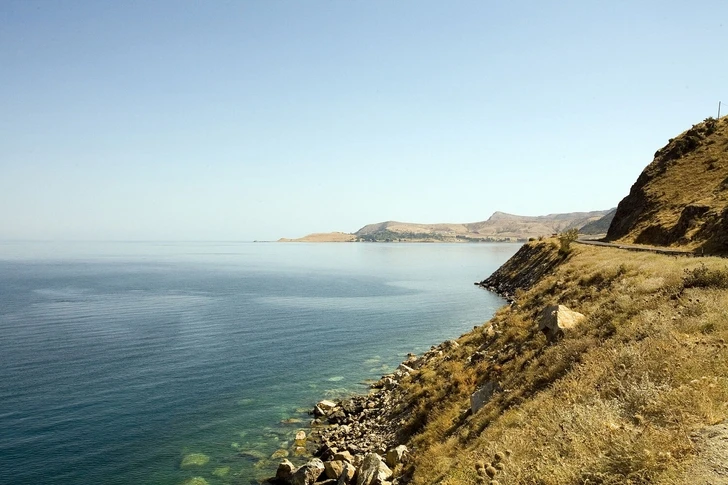 В турецком озере Ван обнаружили в скале древнюю пристань из-за падения уровня воды - ФОТО