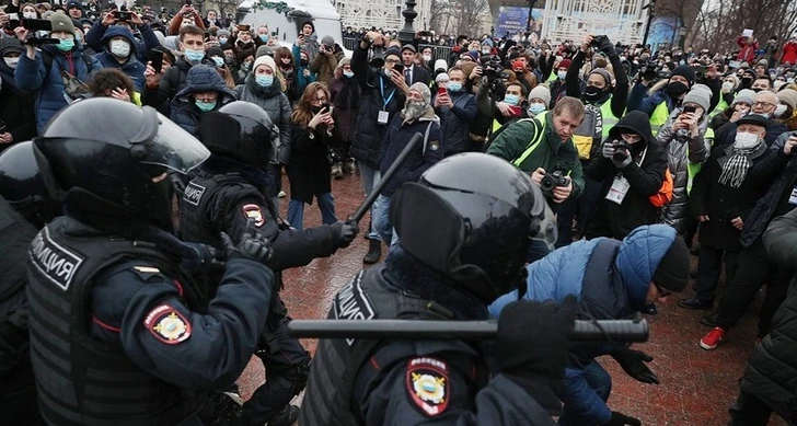 На антивоенных акциях в России задержаны более 700 человек - ВИДЕО
