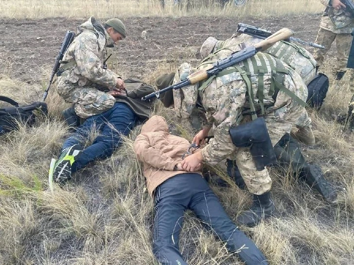Казахстанские пограничники задержали уклонистов из России - ФОТО