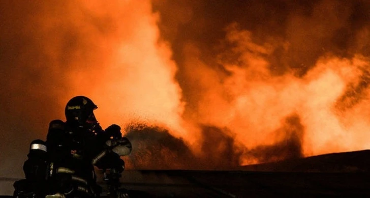 В Париже на одном из крупнейших в мире продуктовых рынков вспыхнул пожар - ФОТО/ВИДЕО