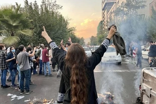 В Иране полиция применила силовые методы по отношению к протестующим женщинам - ВИДЕО