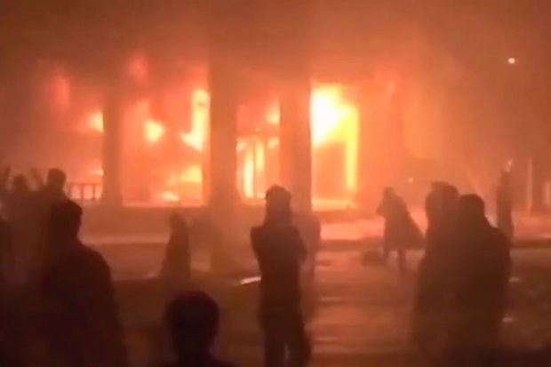 Протестующие в Иране подожгли здания администрации города и банка - ВИДЕО
