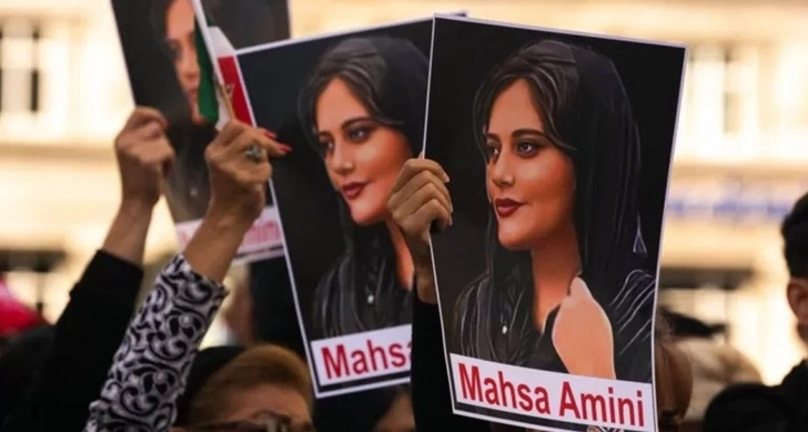 Родители Махсы Амини подали жалобу на арестовавших ее в Тегеране