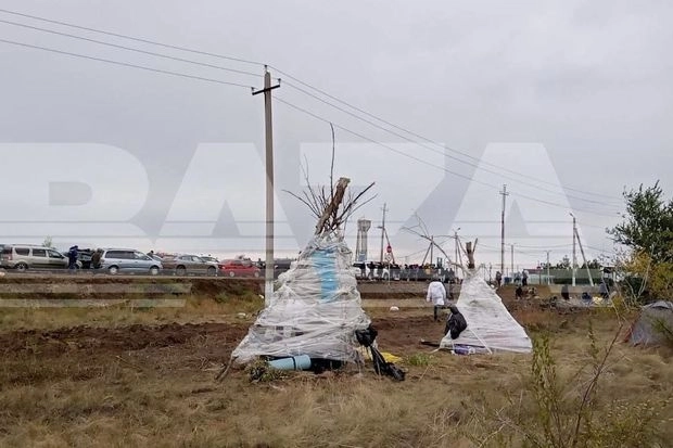 Россияне ставят палатки на границе с Казахстаном - ФОТО/ВИДЕО