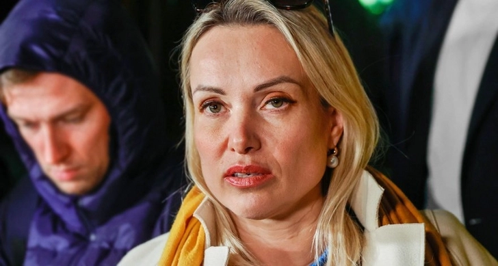 Марина Овсянникова, которая ворвалась в прямой эфир «Первого канала», сбежала из-под домашнего ареста