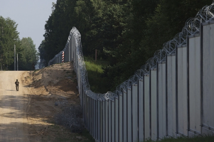 В Польше заявили о завершении строительства стены на границе с Беларусью