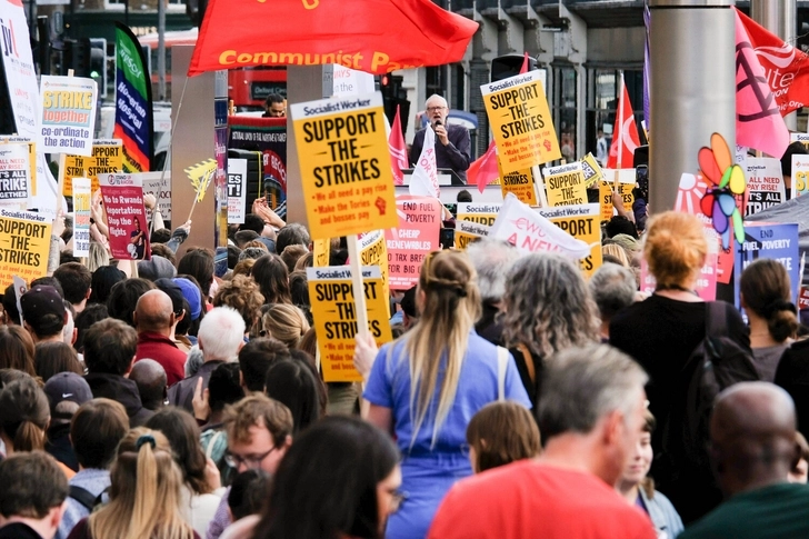 Тысячи жителей Великобритании вышли на акции протеста из-за роста стоимости жизни