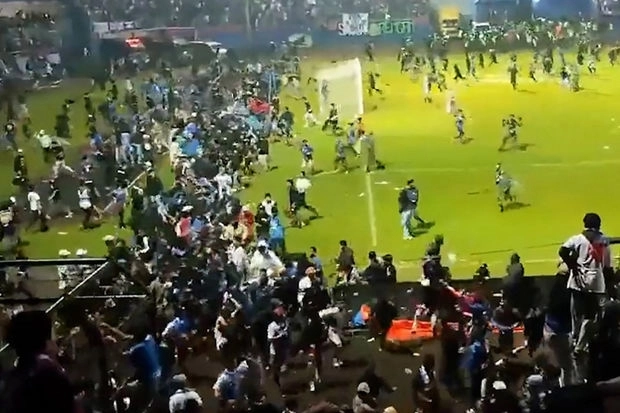 Число жертв беспорядков на стадионе в Индонезии выросло до 174 - ОБНОВЛЕНО/ВИДЕО