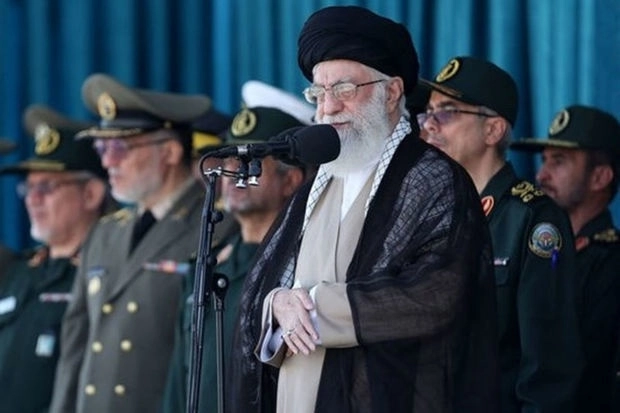 Хаменеи впервые с начала протестов выступил с заявлением на публике