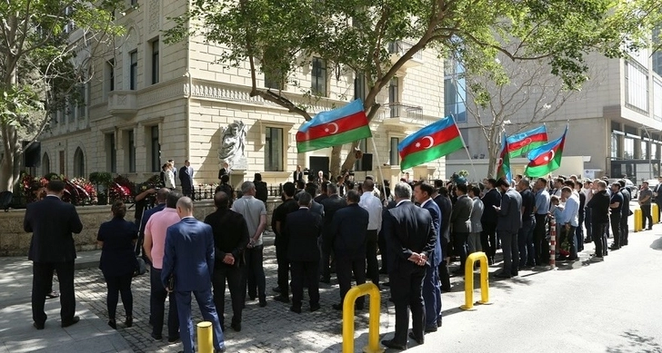 Состоялась церемония открытия барельефа Национальному герою Сардару Сафарову - ФОТО