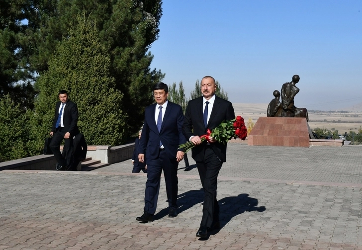 Ильхам Алиев посетил Национальный историко-мемориальный комплекс «Ата-Бейит» в Бишкеке - ФОТО/ВИДЕО