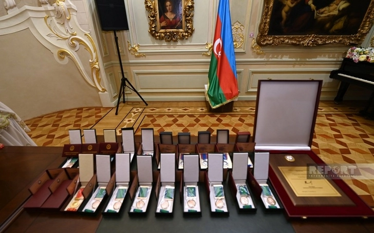Награждена группа деятелей культуры и искусства в Азербайджане - ФОТО