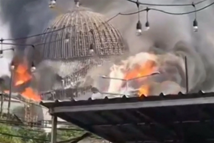 В Джакарте в результате пожара обрушился купол мечети – ВИДЕО