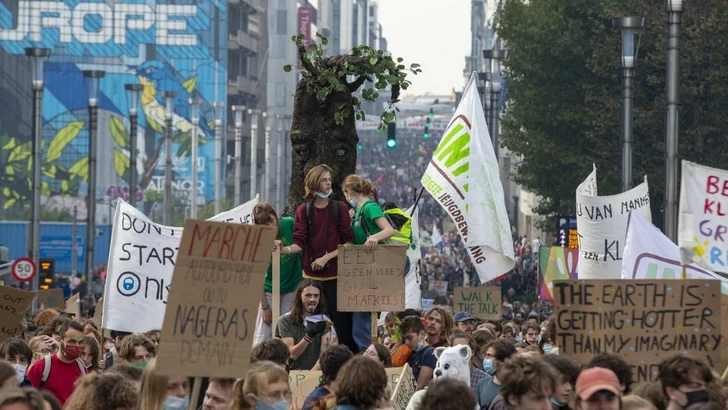В Брюсселе десятки тысяч человек вышли на манифестацию в защиту климата