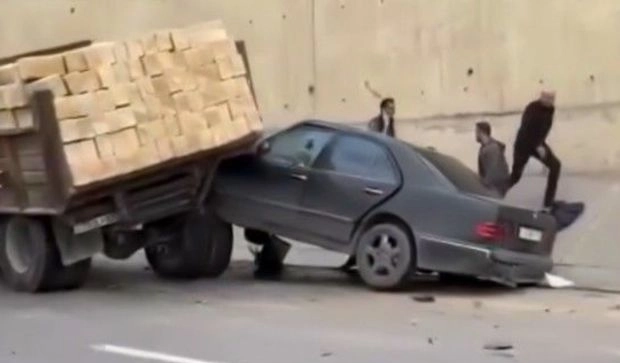 В Баку автомобиль врезался в грузовик – ВИДЕО