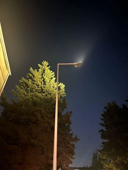 Пустая трата электроэнергии на улицах Баку: фонарные столбы освещают ночное небо - ФОТО