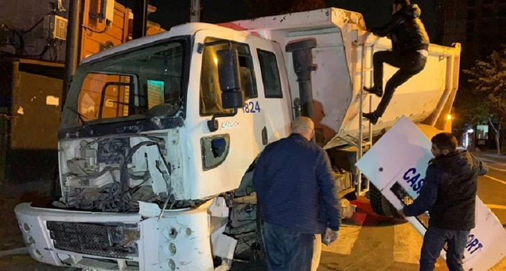 В Баку грузовик врезался в здание - ФОТО