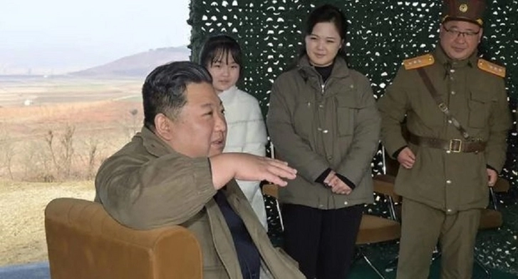 Лидер КНДР был на месте пуска межконтинентальной ракеты с супругой и дочерью - ФОТО