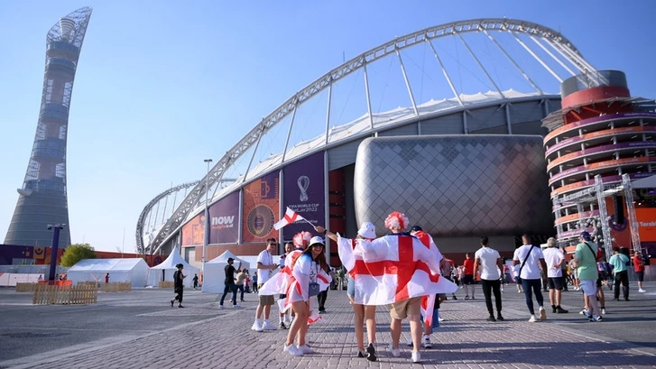 В Катаре английского болельщика в кольчуге и со щитом не пустили на стадион - ВИДЕО