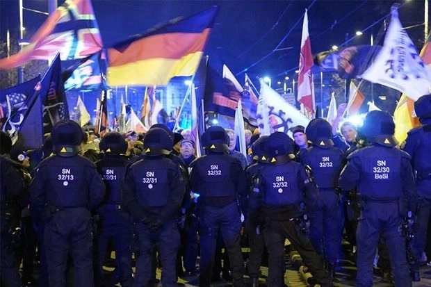Антиамериканский митинг в Лейпциге закончился столкновениями с полицией - ВИДЕО