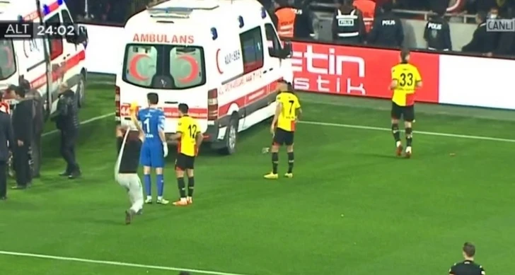 В Турции остановили футбольный матч из-за нападения на вратаря - ВИДЕО