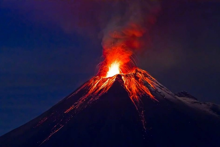 В Эквадоре произошло извержение вулкана - ВИДЕО